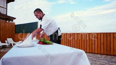 在家做饭，专业厨师在露<strong>台</strong>上提供一张<strong>桌</strong>子，一张<strong>桌</strong>子上铺着白色<strong>桌</strong>布和餐巾纸，
